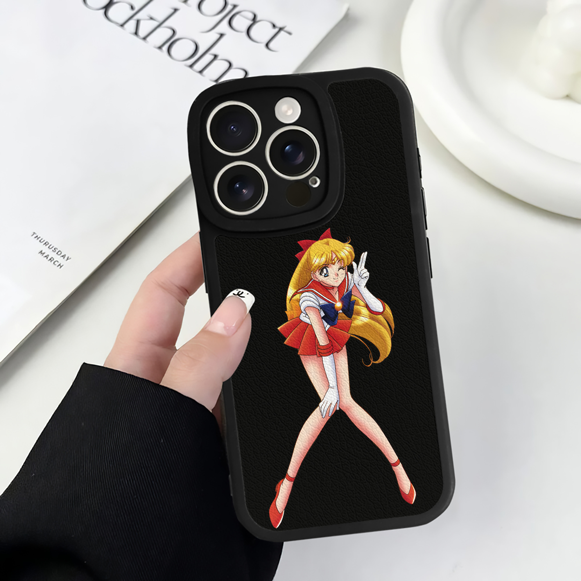 （画像用） 美少女戦士セーラームーン 愛野 美奈子 あいの みなこ Sailor Moon Aino Minako 【iPhone 16シリーズ対応】シリコンスマホケース（レザー調） 材質：シリコン